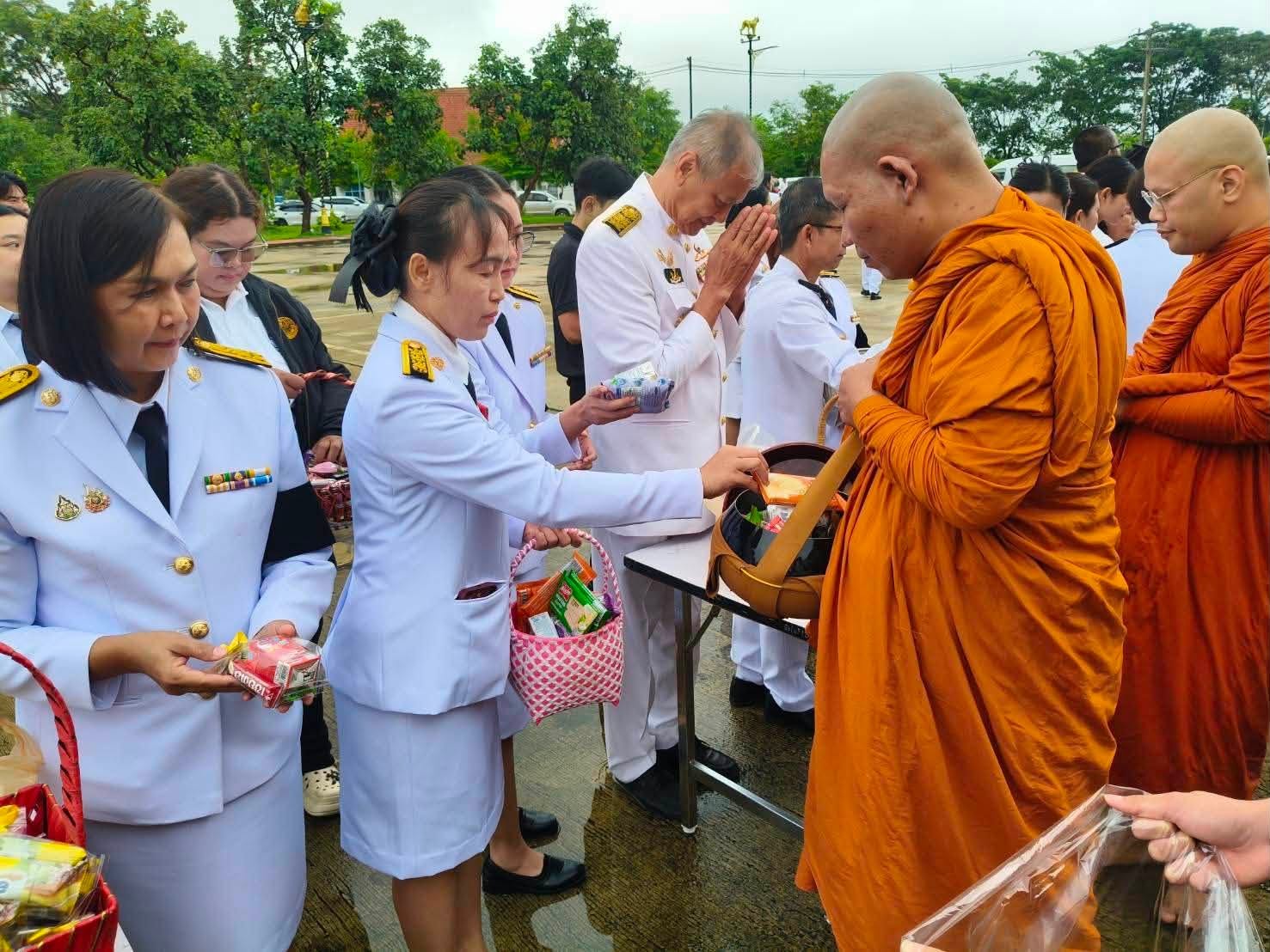 title - ร่วมพิธีเจริญพระพุทธมนต์และพิธีทำบุญตักบาตรถวายพระราชกุศล พิธีปล่อยพันธุ์สัตว์น้ำ กิจกรรมจิตอาสาพัฒนาบริเวณอ่างเก็บน้ำพุทธอุทยาน และพิธีถวายเครื่องราชสักการะและวางพานพุ่มและพิธีจุดเทียนชัยถวายพระพรชัยมงคล พระบาทสมเด็จพระเจ้าอยู่หัว